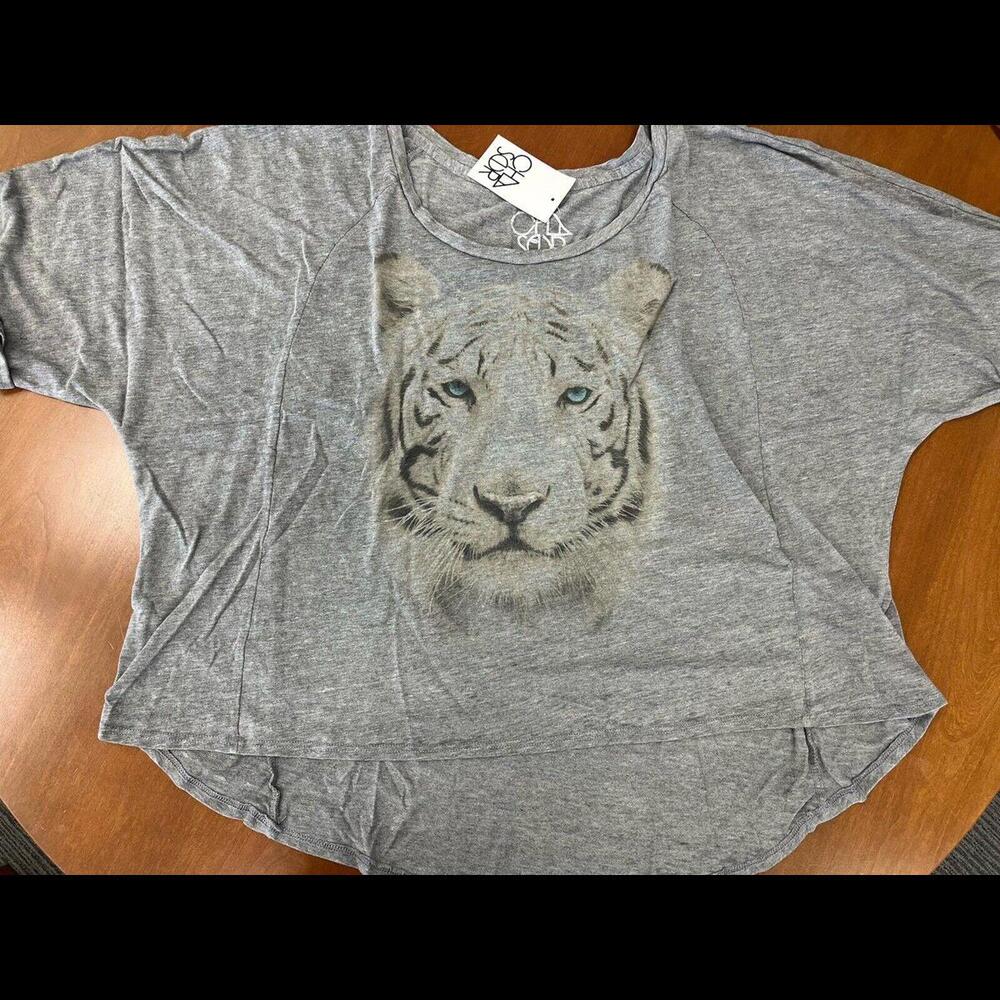 NWT New Chaser Gray White Tiger ralagan tee large